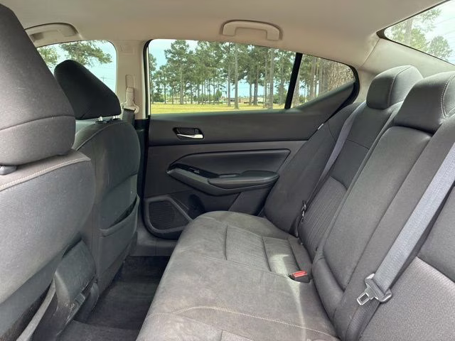 2021 Pearl White Tricoat Nissan Altima 2.5 SV FWD Sedan