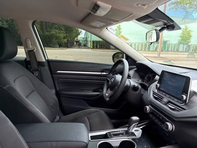 2021 Pearl White Tricoat Nissan Altima 2.5 SV FWD Sedan