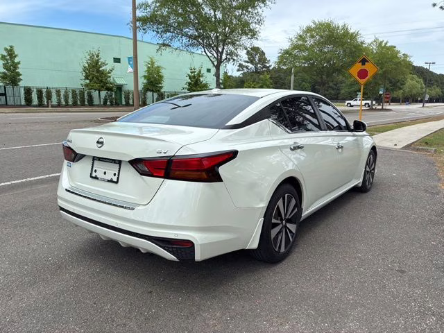 2021 Pearl White Tricoat Nissan Altima 2.5 SV FWD Sedan
