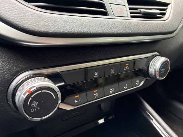 2021 Pearl White Tricoat Nissan Altima 2.5 SV FWD Sedan