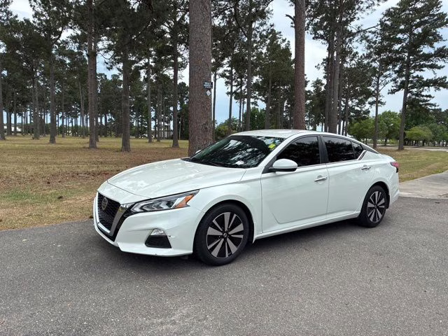 2021 Pearl White Tricoat Nissan Altima 2.5 SV FWD Sedan