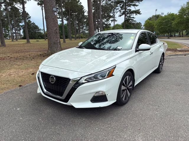 2021 Pearl White Tricoat Nissan Altima 2.5 SV FWD Sedan