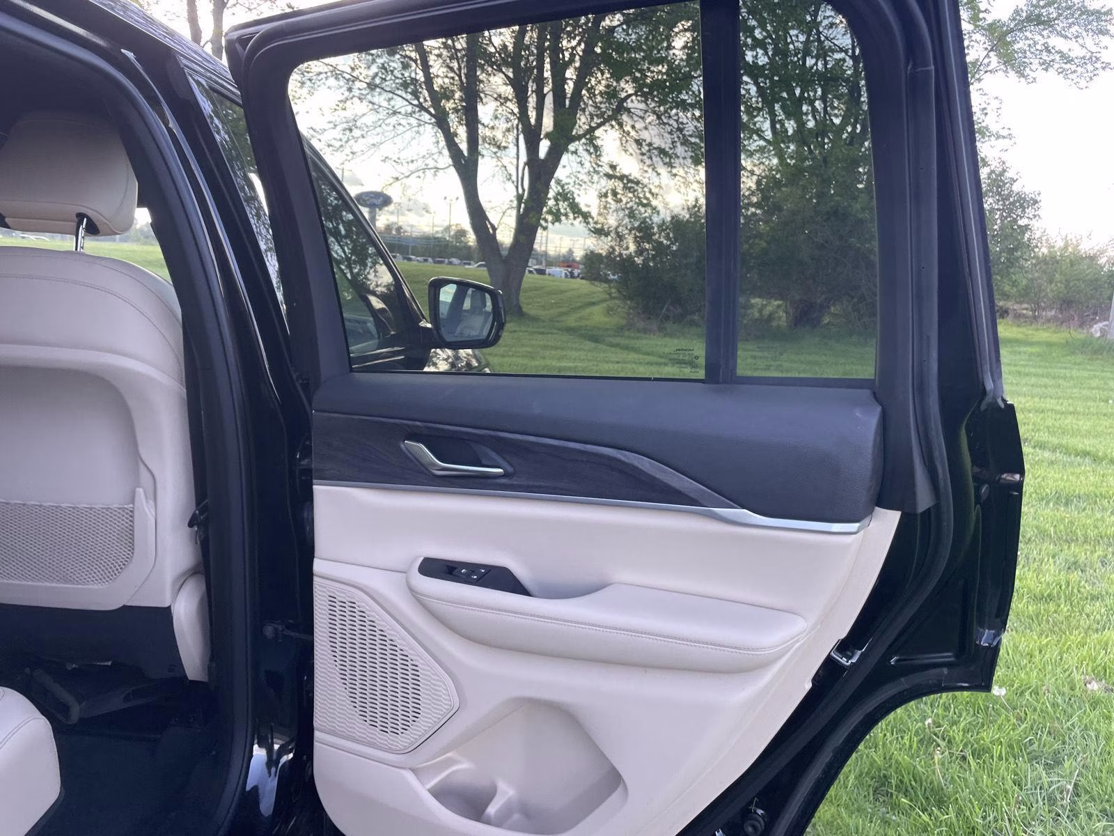 2023 Diamond Black Crystal Pearlcoat Jeep Grand Cherokee Limited 4X4 SUV