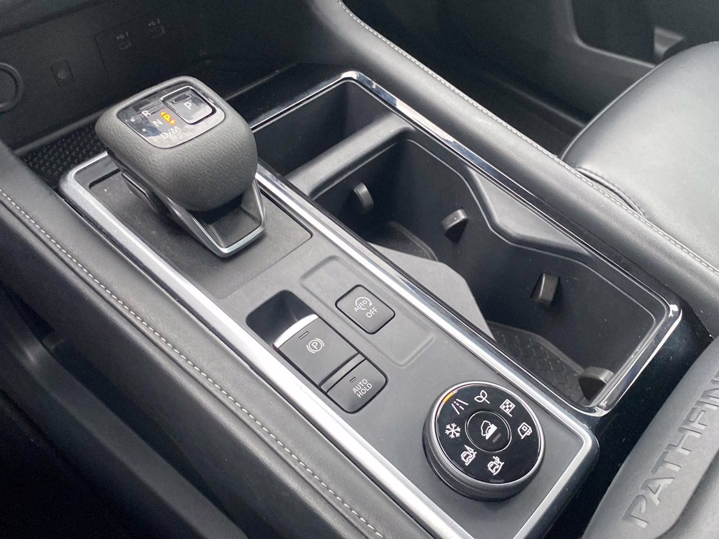 2025 Gun Metallic Nissan Pathfinder SL 4X4 SUV