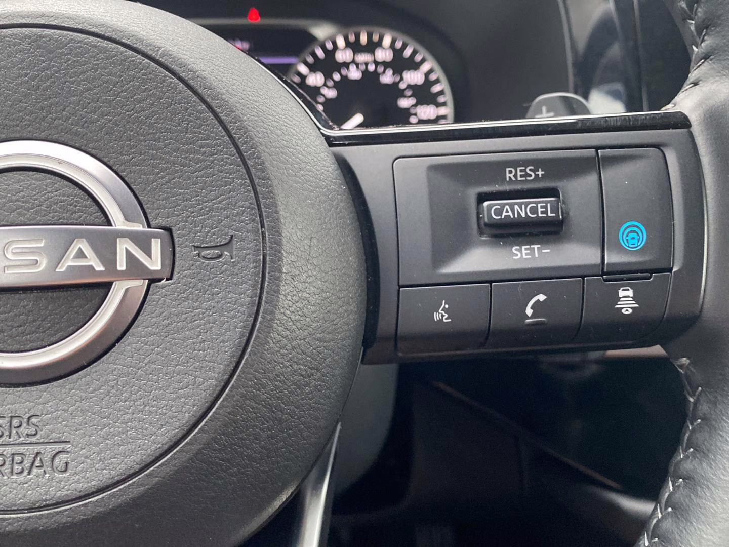 2025 Gun Metallic Nissan Pathfinder SL 4X4 SUV