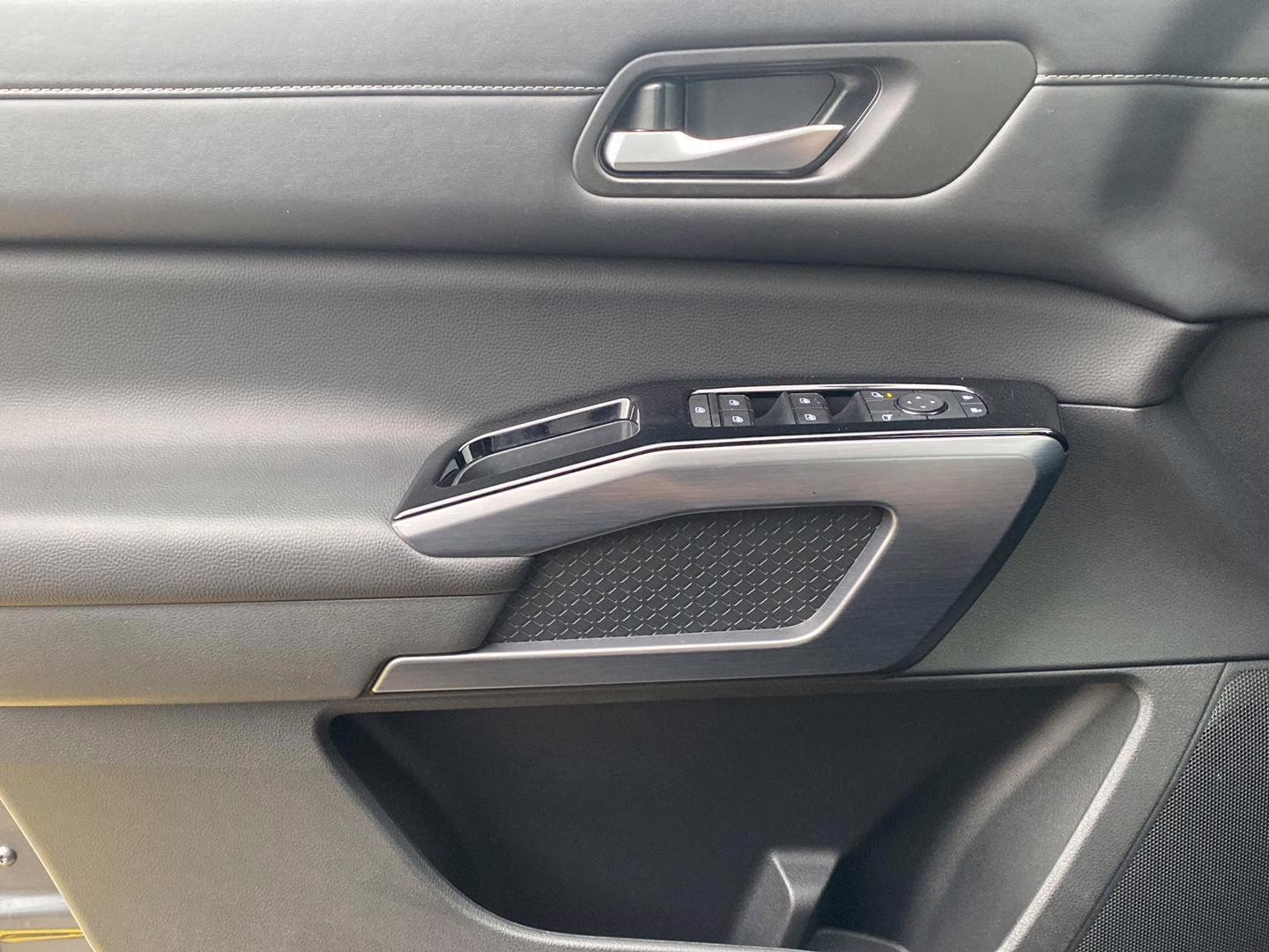 2025 Gun Metallic Nissan Pathfinder SL 4X4 SUV