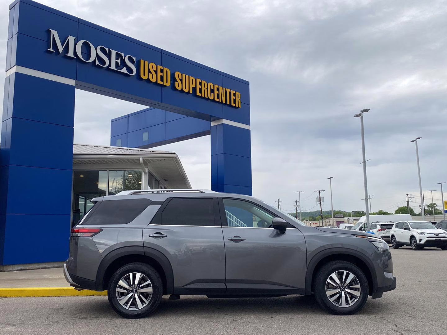 2025 Gun Metallic Nissan Pathfinder SL 4X4 SUV