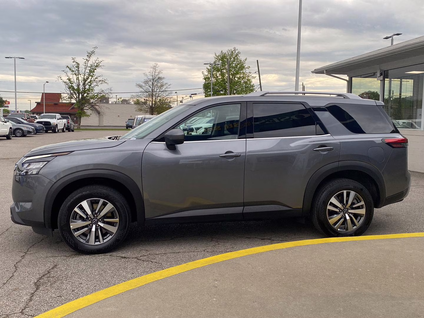 2025 Gun Metallic Nissan Pathfinder SL 4X4 SUV