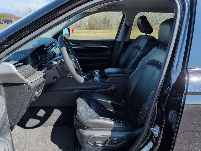 2023 Diamond Black Crystal Pearlcoat Jeep Grand Cherokee L Limited 4X4 SUV