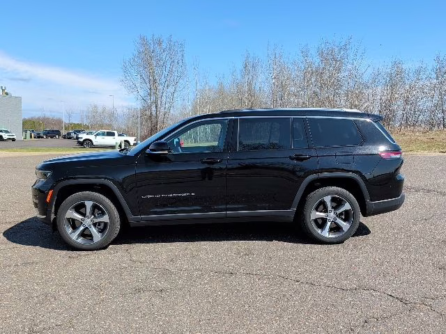 2023 Diamond Black Crystal Pearlcoat Jeep Grand Cherokee L Limited 4X4 SUV