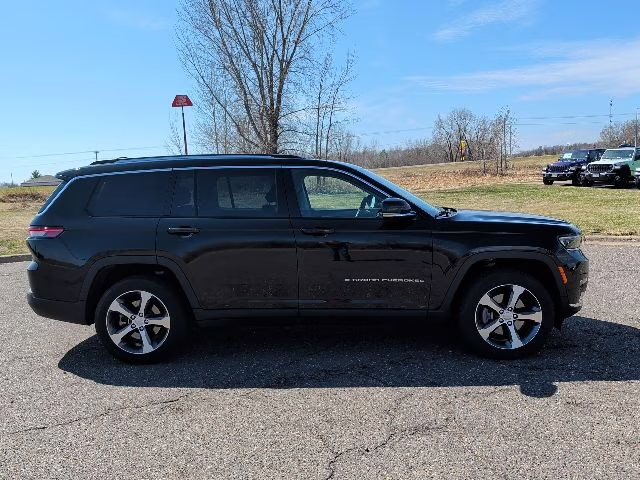 2023 Diamond Black Crystal Pearlcoat Jeep Grand Cherokee L Limited 4X4 SUV