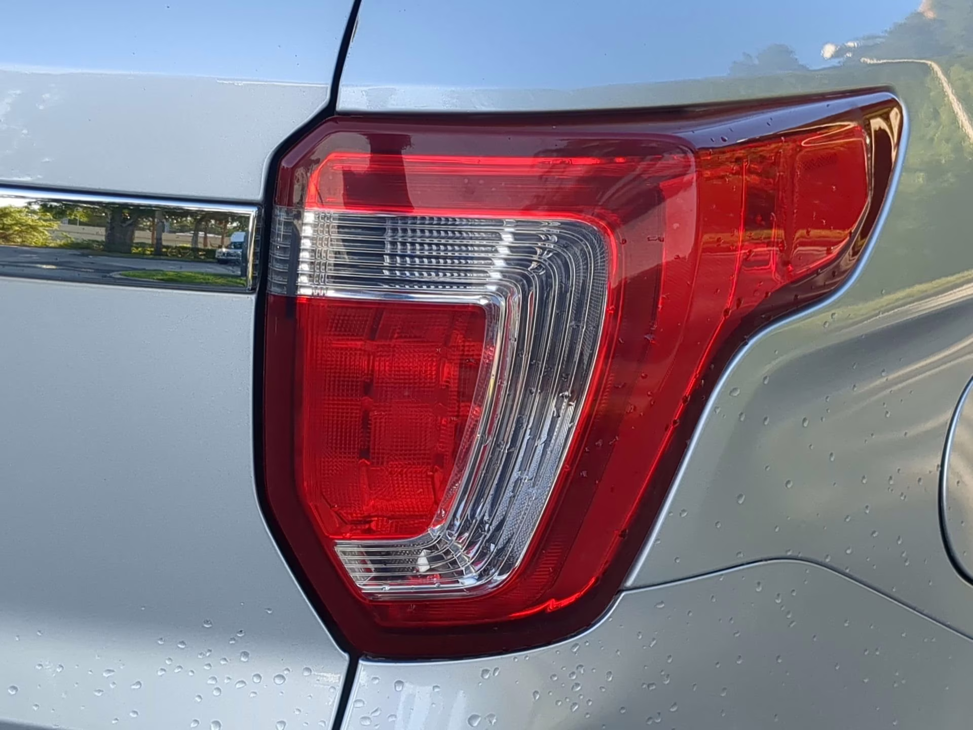 2018 Ingot Silver Metallic Ford Explorer FWD SUV