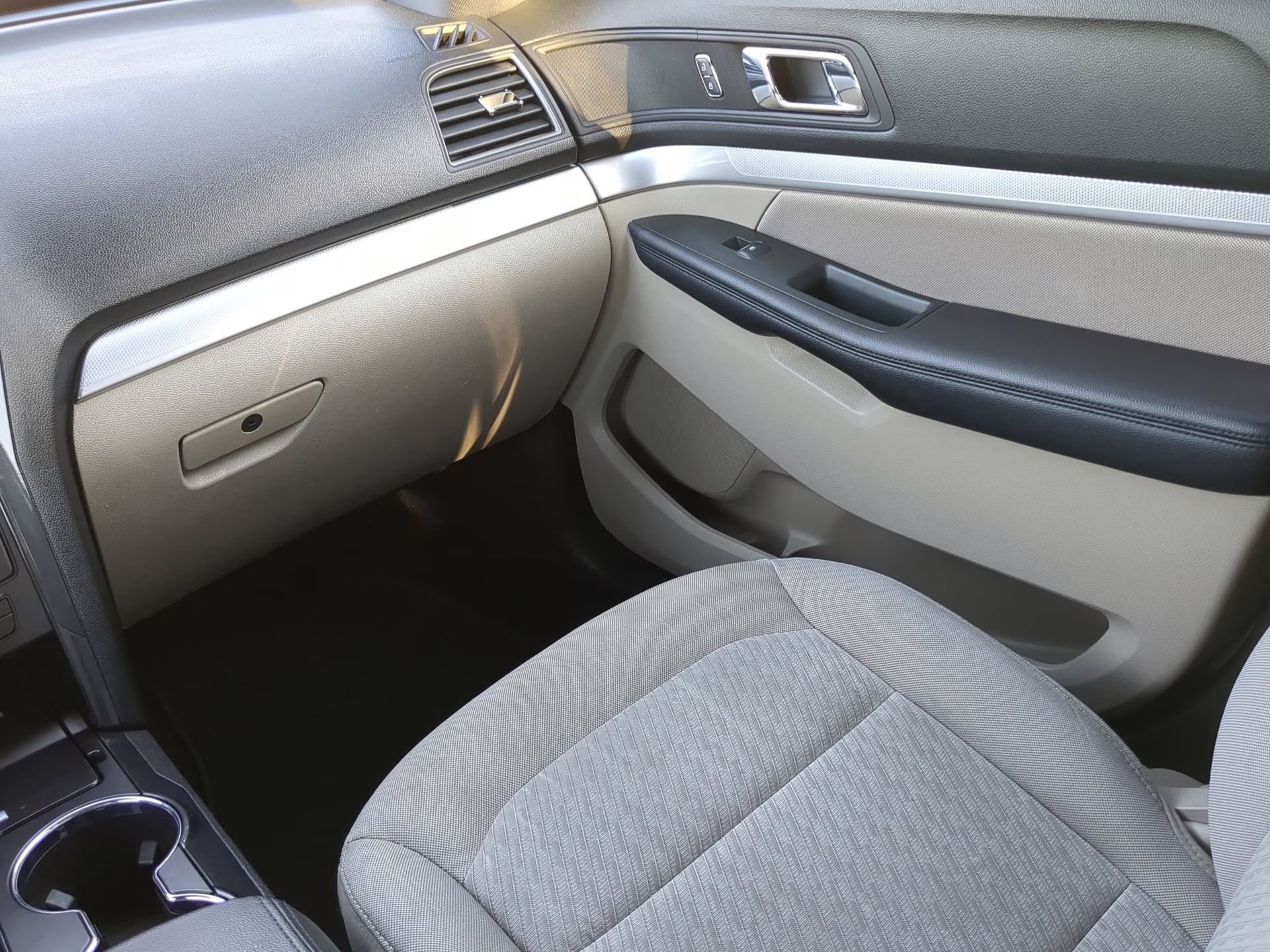 2018 Ingot Silver Metallic Ford Explorer FWD SUV