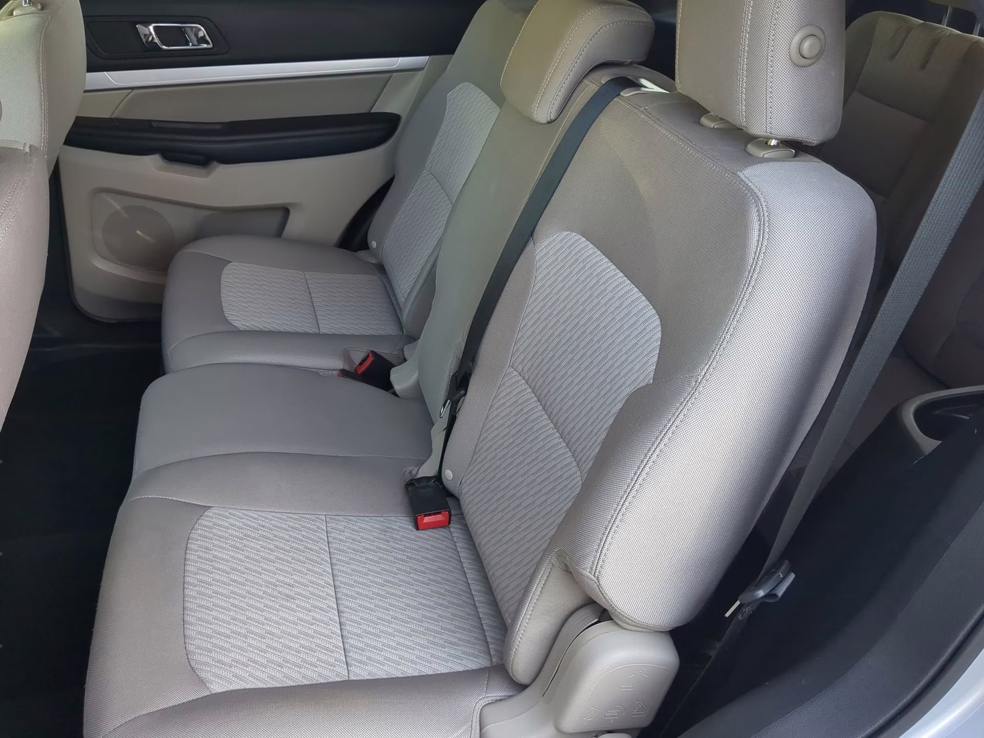 2018 Ingot Silver Metallic Ford Explorer FWD SUV