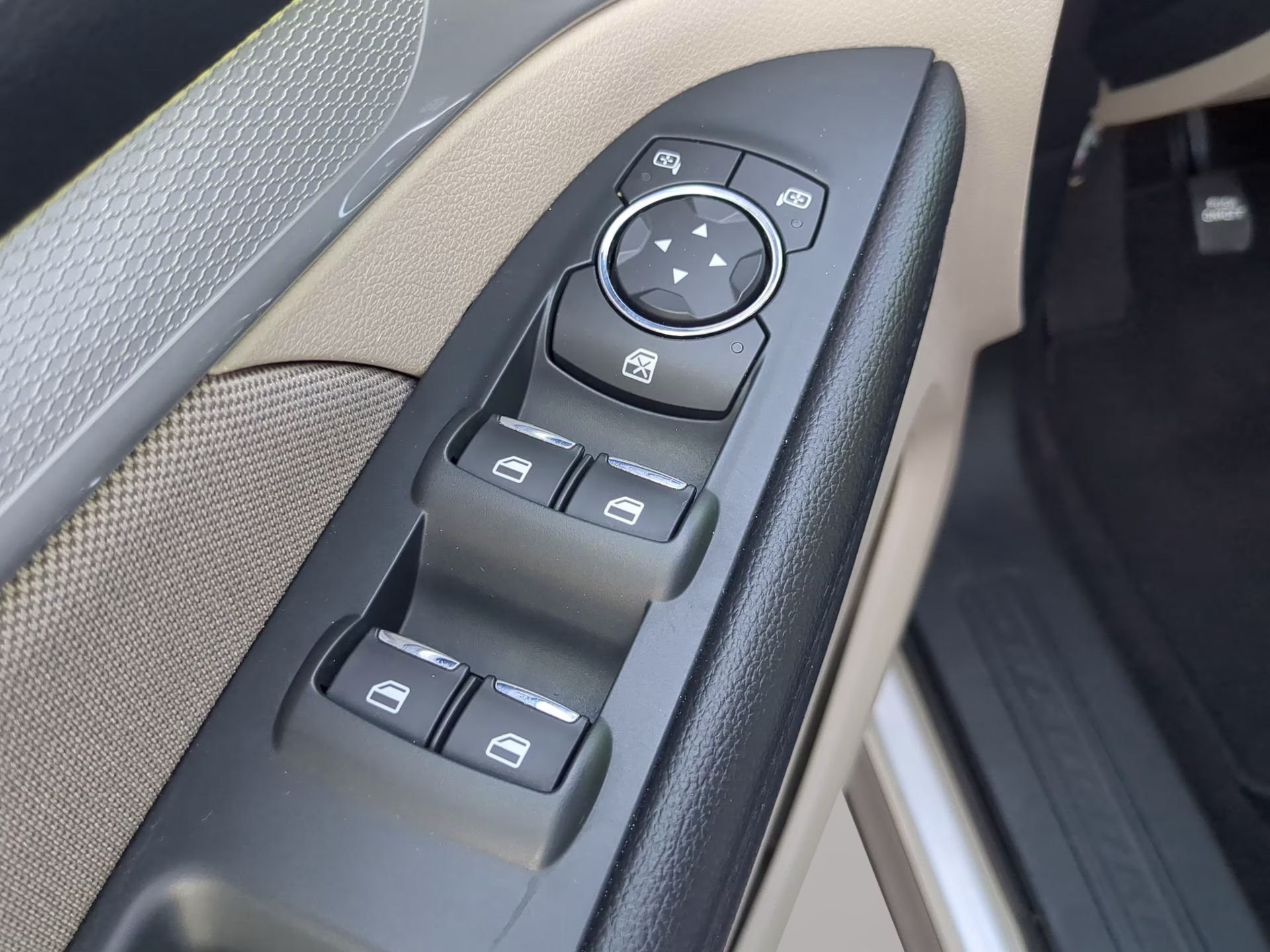 2018 Ingot Silver Metallic Ford Explorer FWD SUV