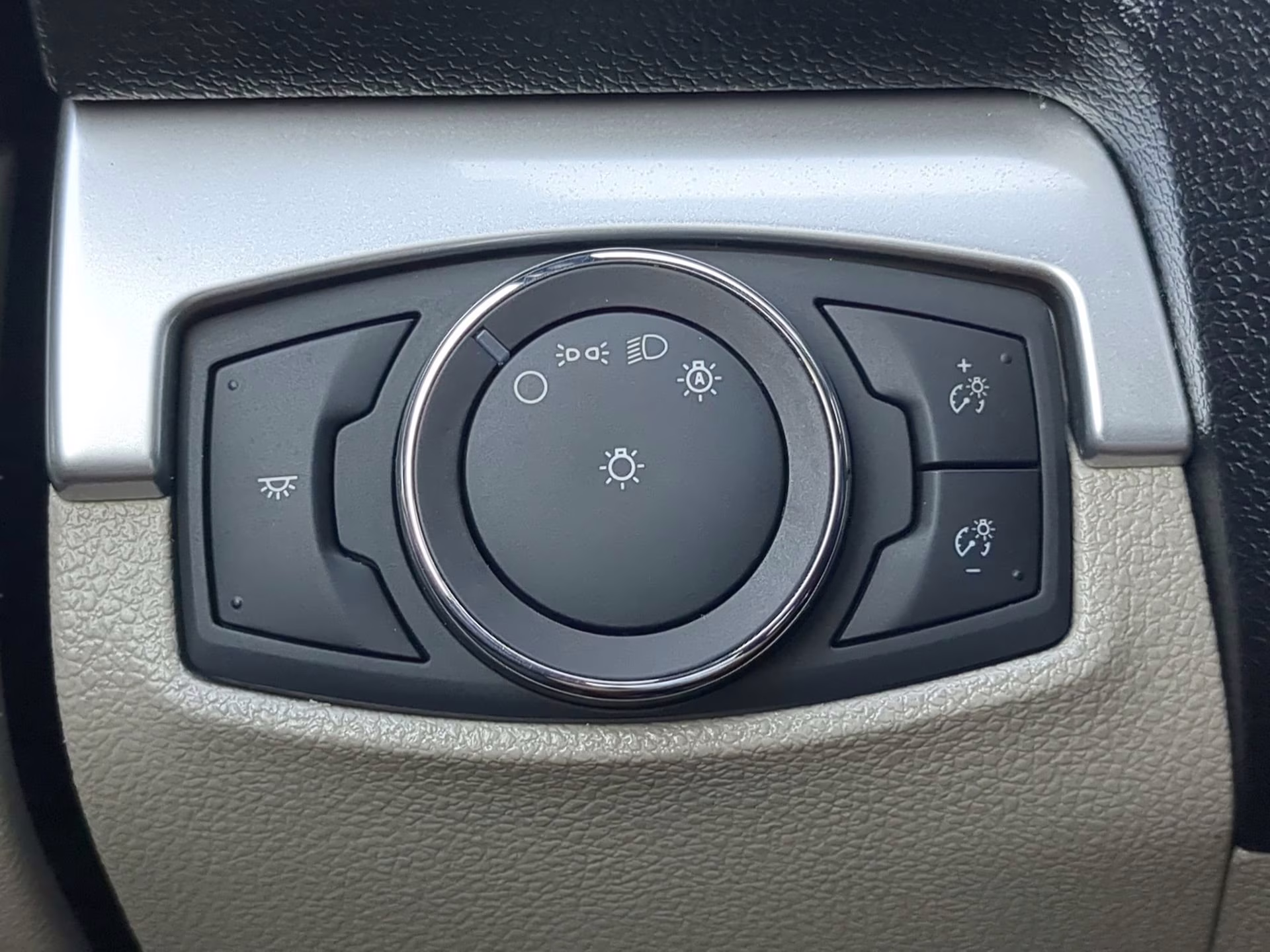 2018 Ingot Silver Metallic Ford Explorer FWD SUV