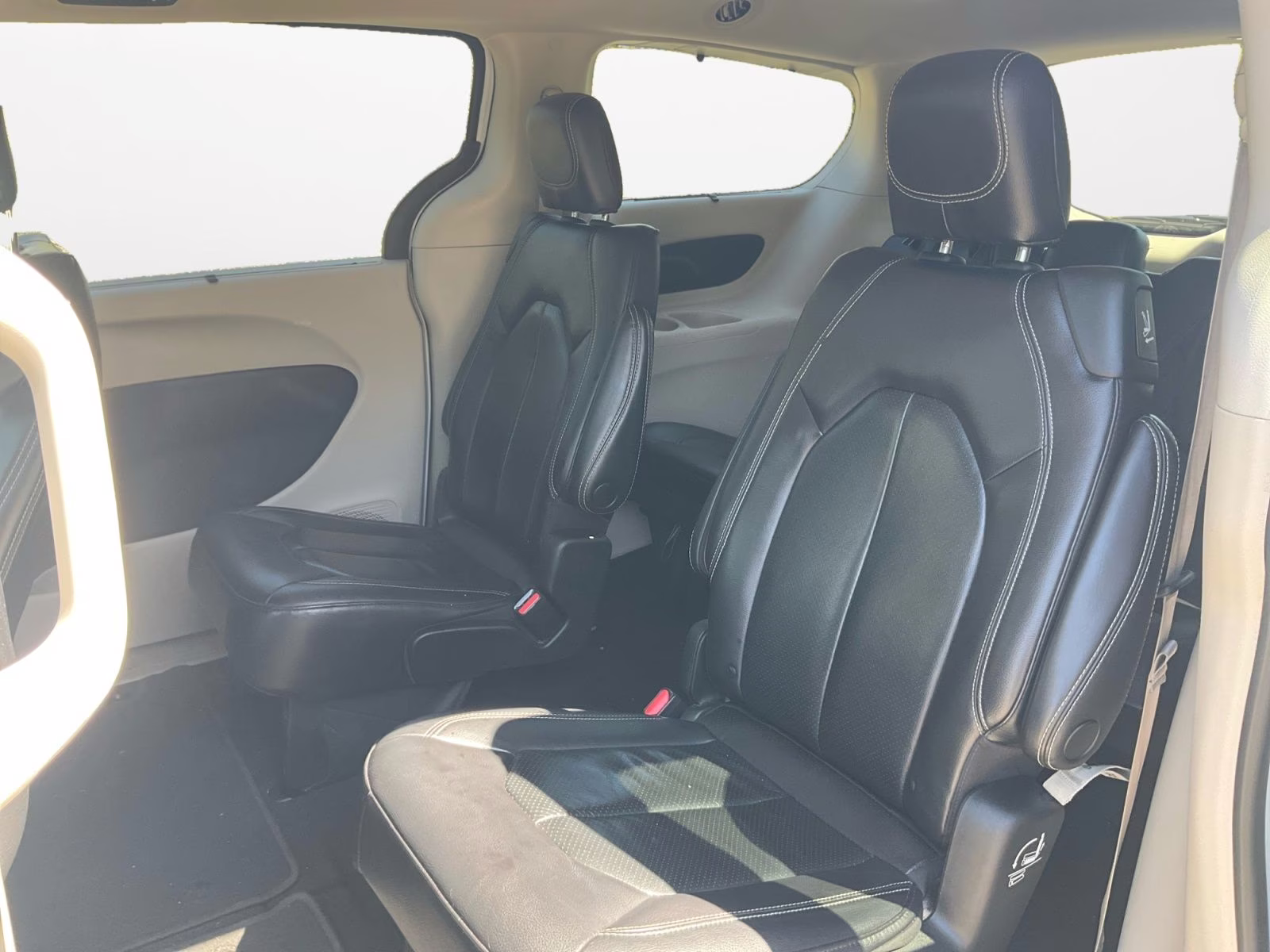 2022 Bright White Clearcoat Chrysler Pacifica Touring L FWD Van