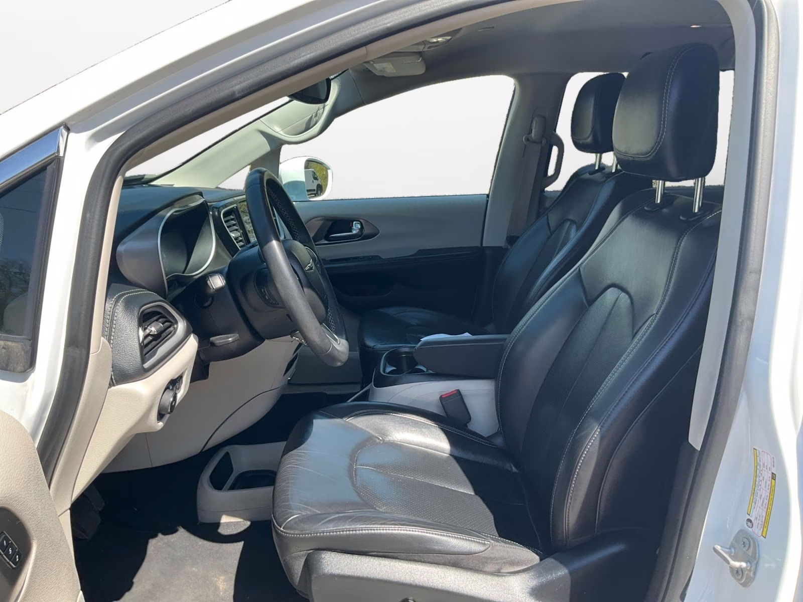 2022 Bright White Clearcoat Chrysler Pacifica Touring L FWD Van