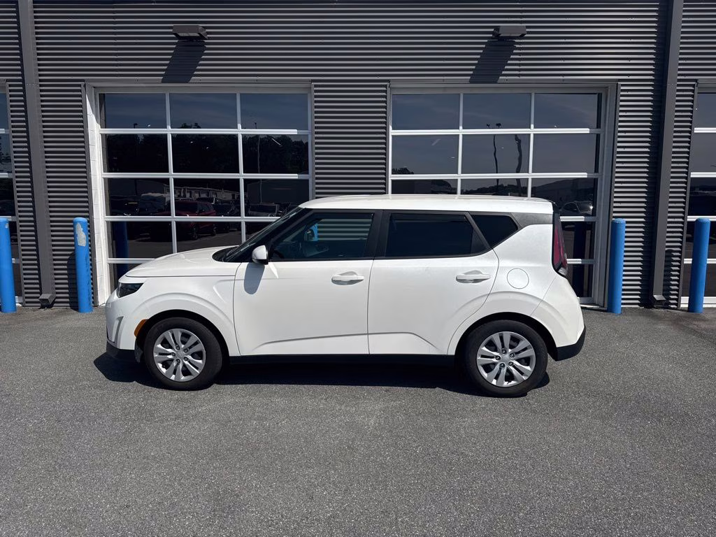 2023 Snow White Pearl Kia Soul LX FWD Hatchback