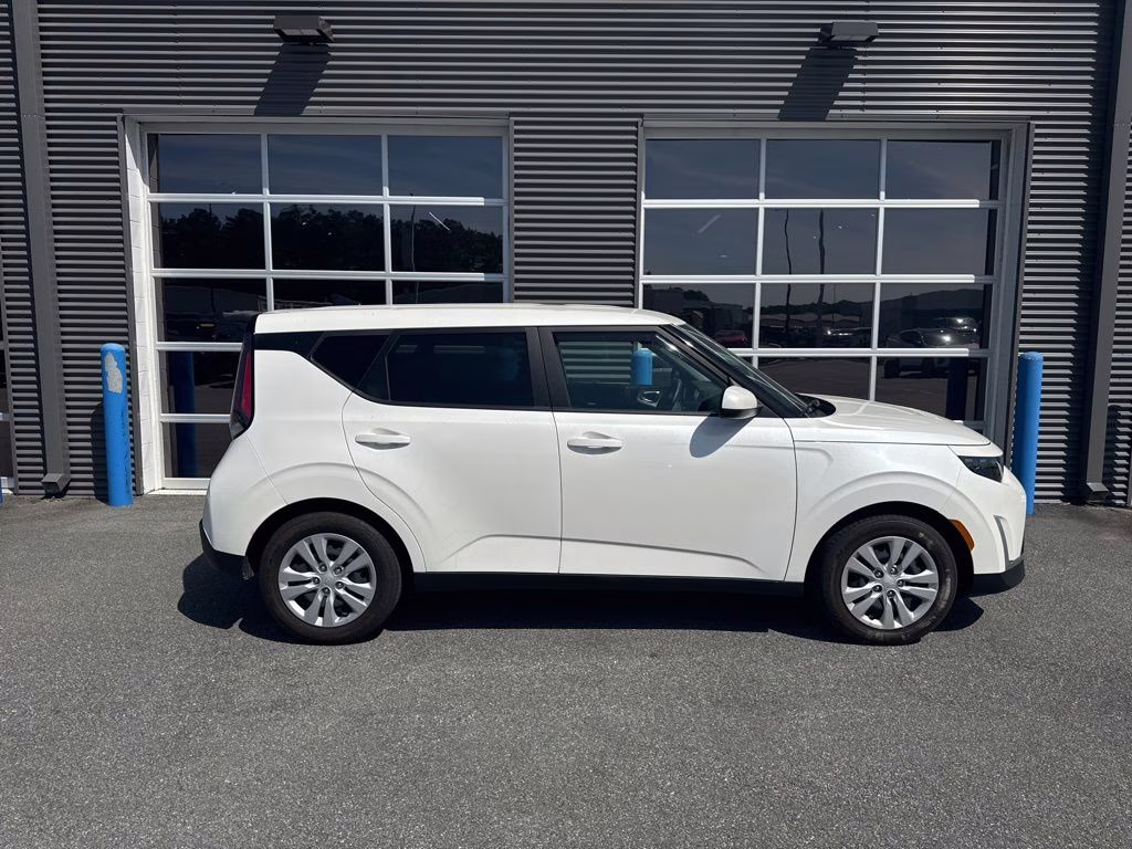 2023 Snow White Pearl Kia Soul LX FWD Hatchback