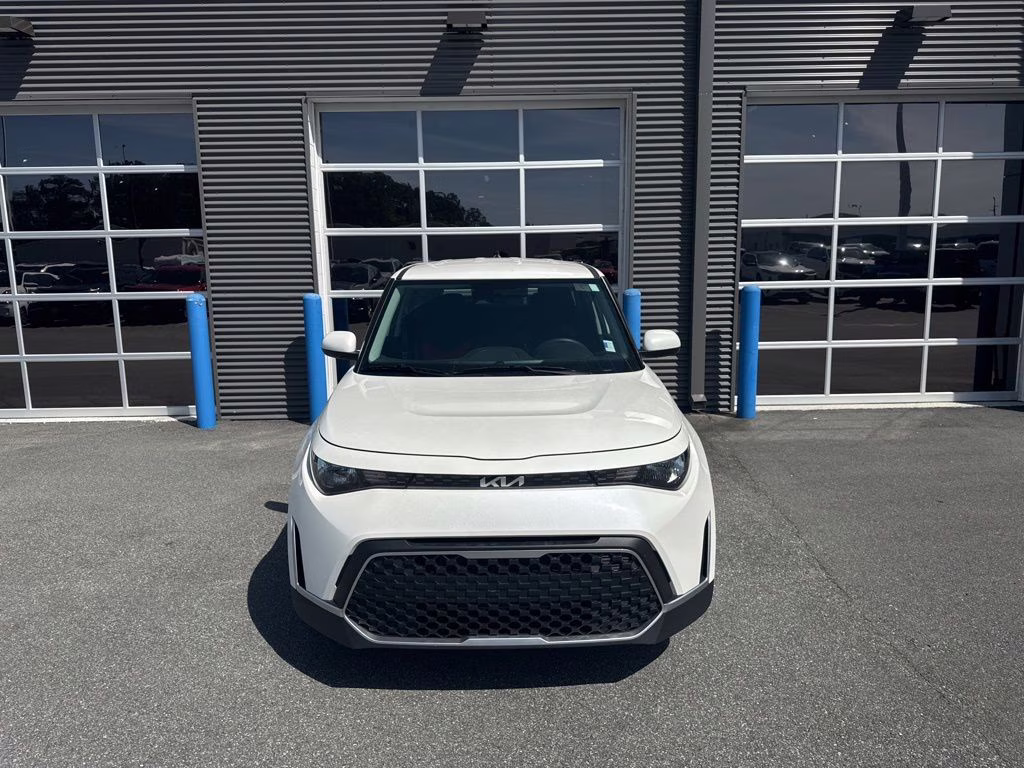 2023 Snow White Pearl Kia Soul LX FWD Hatchback