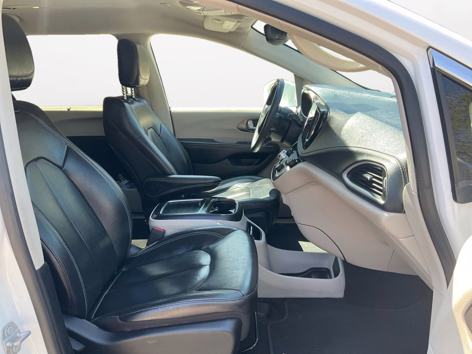 2022 Bright White Clearcoat Chrysler Pacifica Touring L FWD Van