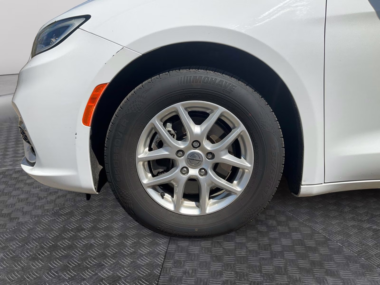 2022 Bright White Clearcoat Chrysler Pacifica Touring L FWD Van