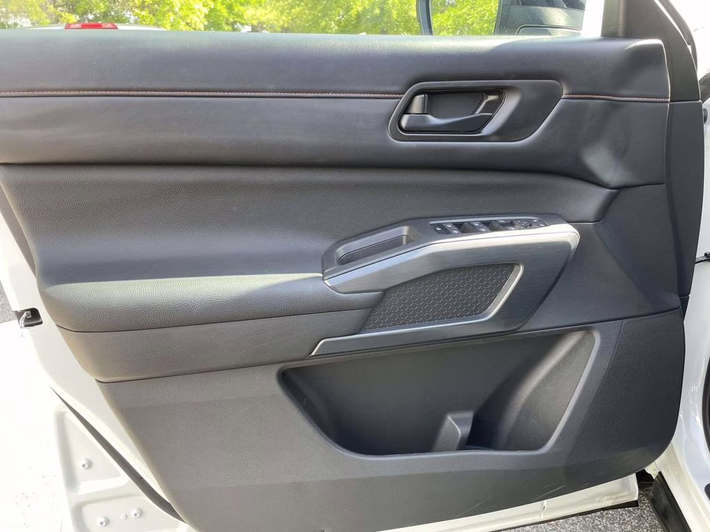 2024 Pearl White Tricoat/Super Black Nissan Pathfinder Rock Creek 4X4 SUV