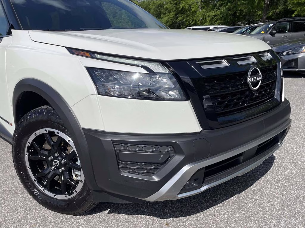 2024 Pearl White Tricoat/Super Black Nissan Pathfinder Rock Creek 4X4 SUV