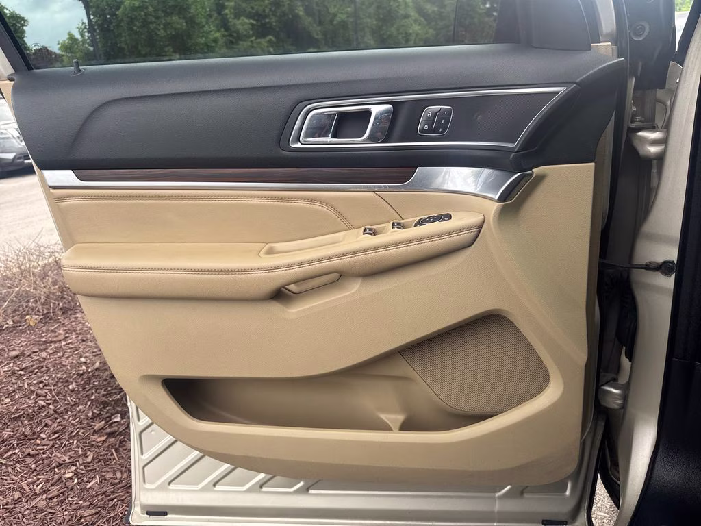2017 White Gold Metallic Ford Explorer Limited FWD SUV