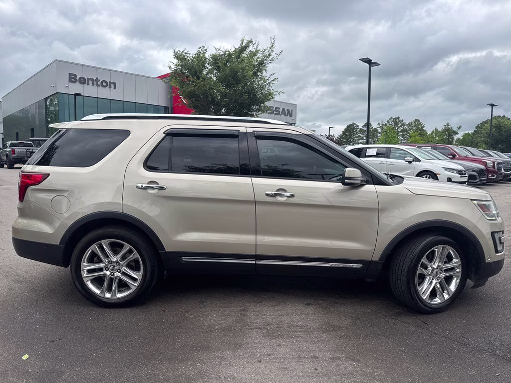2017 White Gold Metallic Ford Explorer Limited FWD SUV