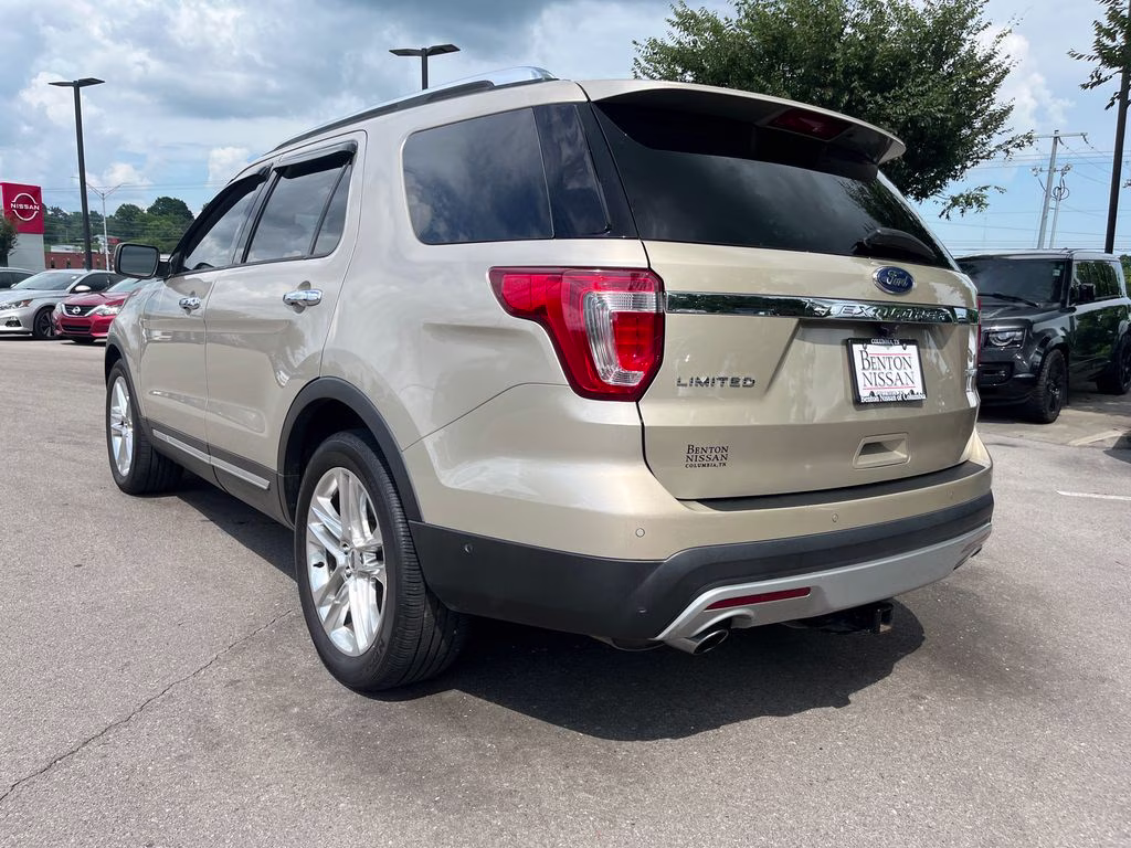 2017 White Gold Metallic Ford Explorer Limited FWD SUV