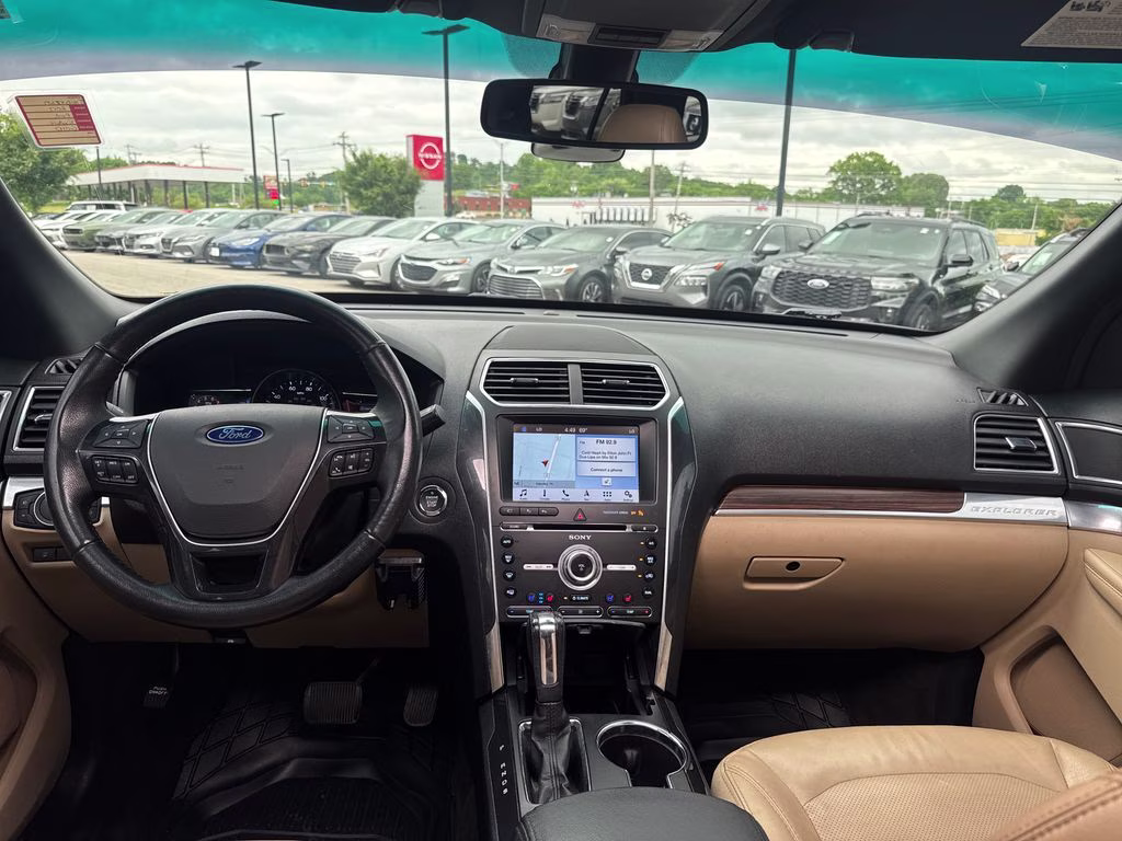 2017 White Gold Metallic Ford Explorer Limited FWD SUV