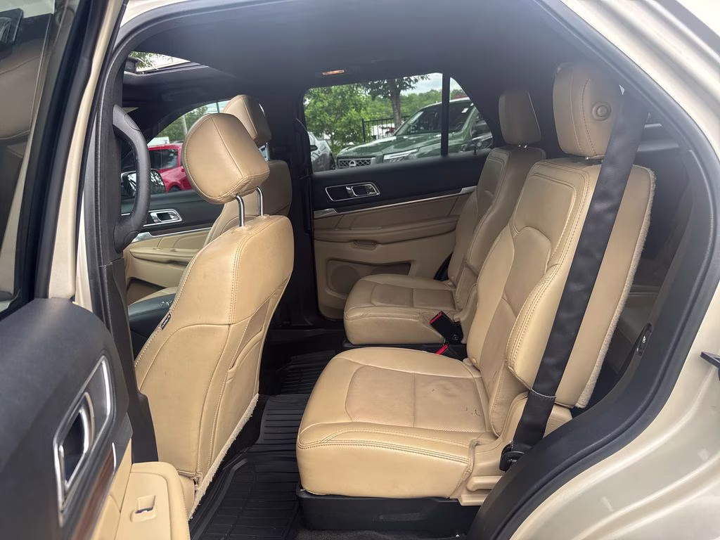 2017 White Gold Metallic Ford Explorer Limited FWD SUV