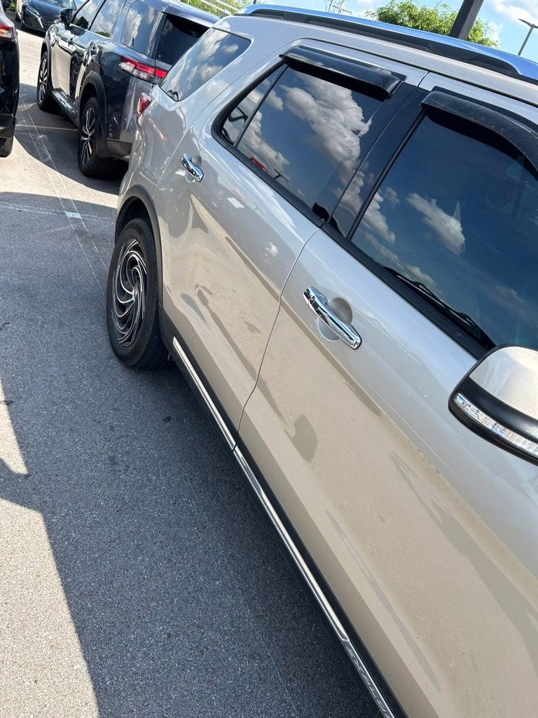 2017 White Gold Metallic Ford Explorer Limited FWD SUV