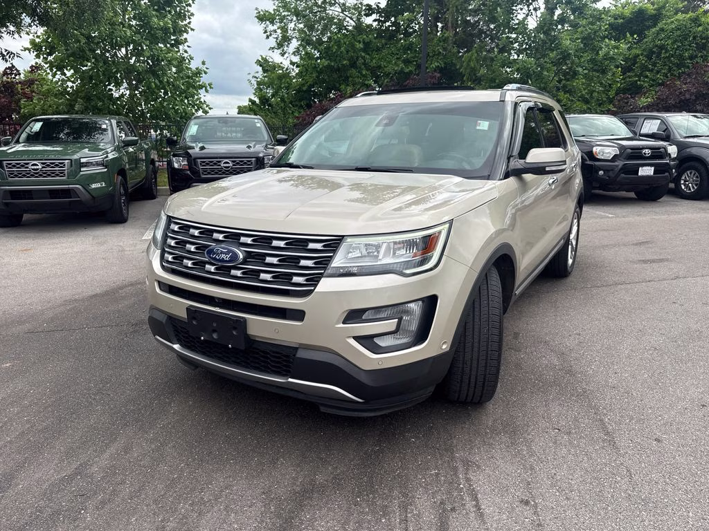 2017 White Gold Metallic Ford Explorer Limited FWD SUV