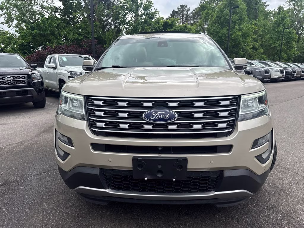 2017 White Gold Metallic Ford Explorer Limited FWD SUV