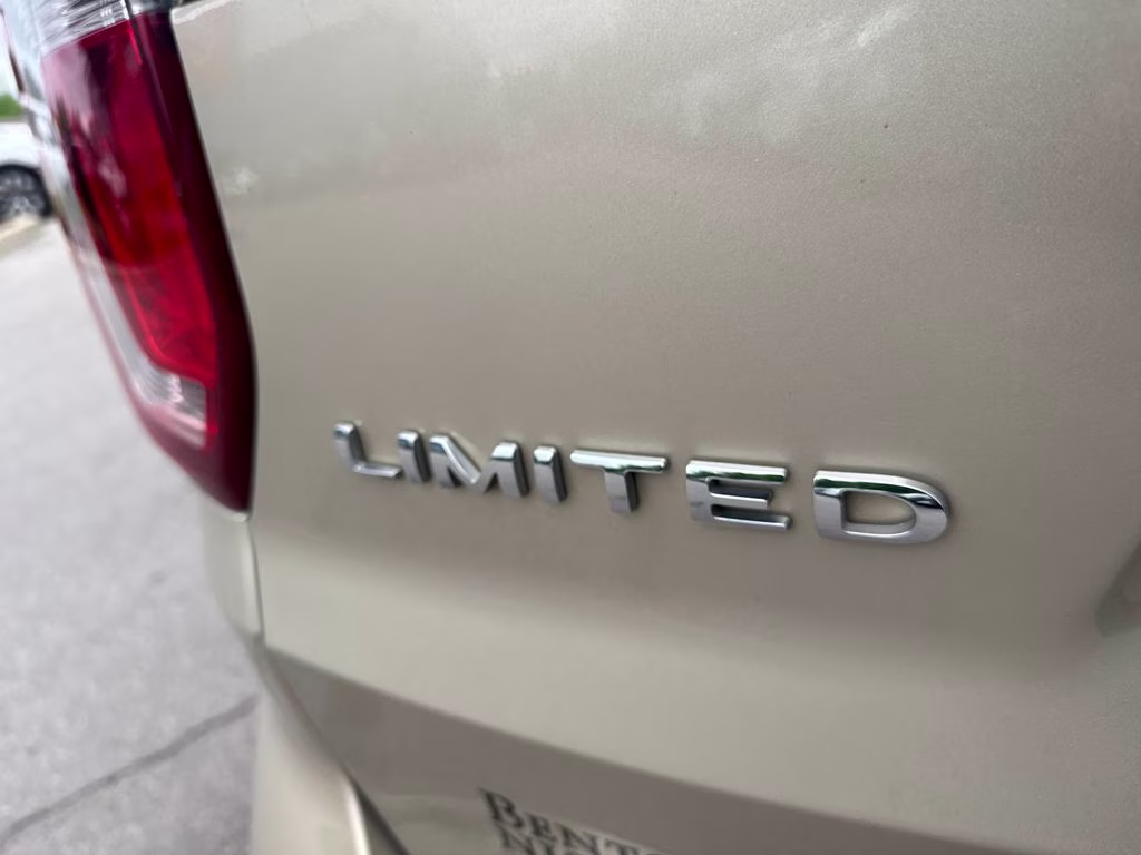 2017 White Gold Metallic Ford Explorer Limited FWD SUV