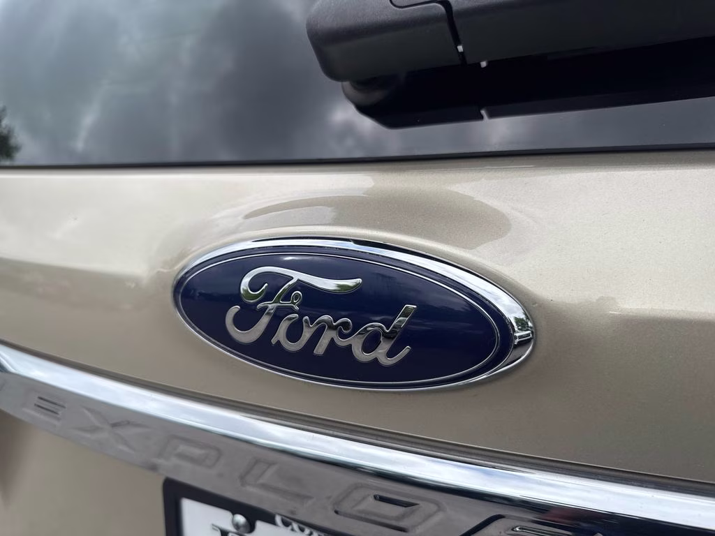 2017 White Gold Metallic Ford Explorer Limited FWD SUV