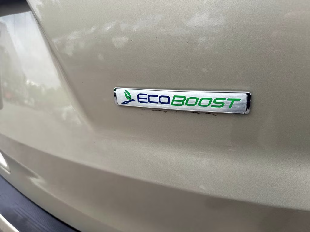 2017 White Gold Metallic Ford Explorer Limited FWD SUV