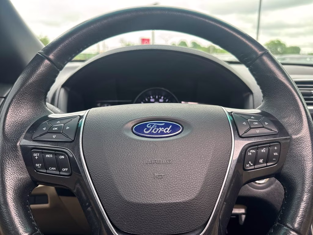 2017 White Gold Metallic Ford Explorer Limited FWD SUV