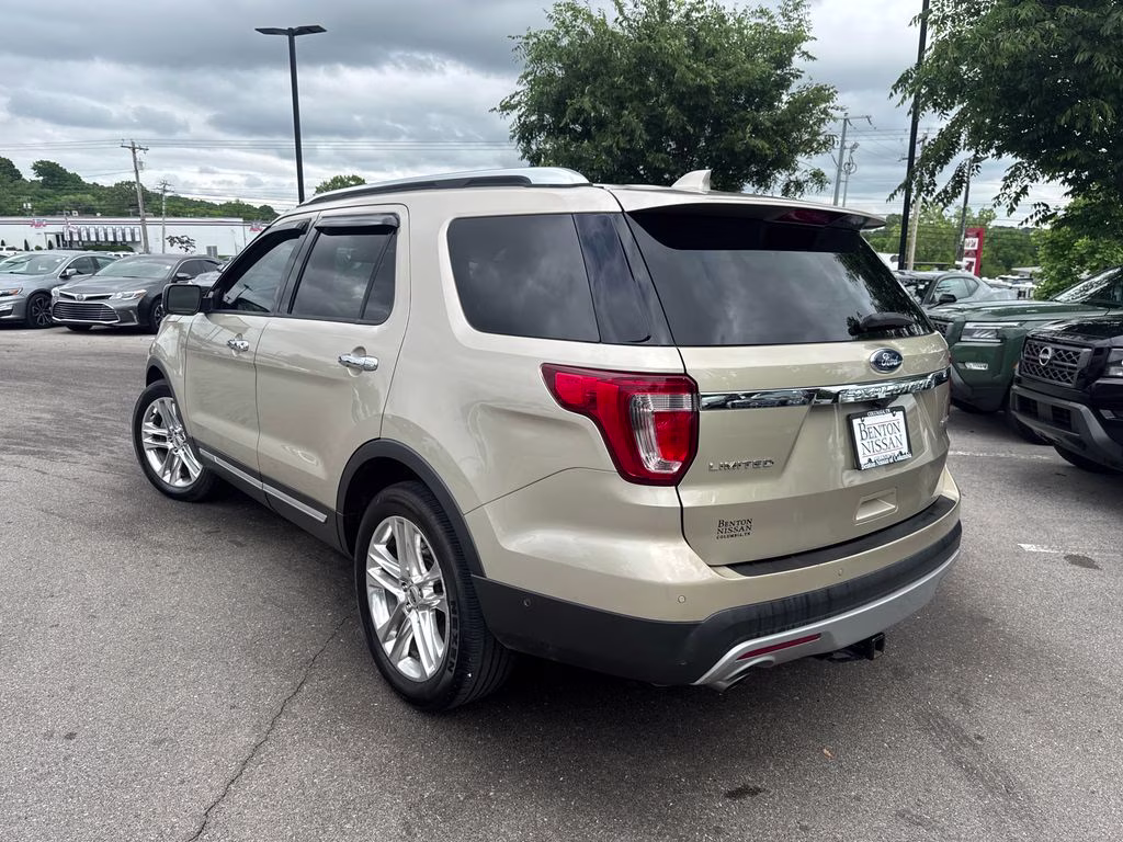 2017 White Gold Metallic Ford Explorer Limited FWD SUV