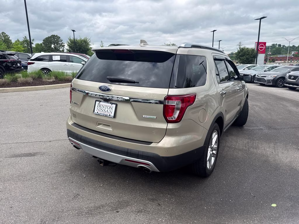 2017 White Gold Metallic Ford Explorer Limited FWD SUV