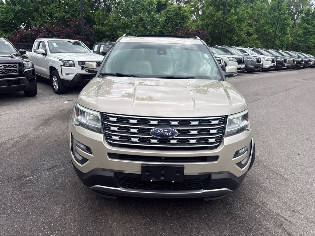 2017 White Gold Metallic Ford Explorer Limited FWD SUV