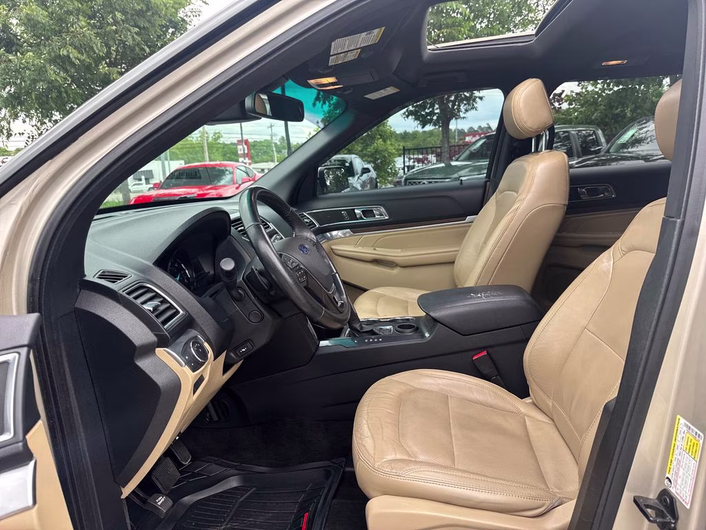 2017 White Gold Metallic Ford Explorer Limited FWD SUV
