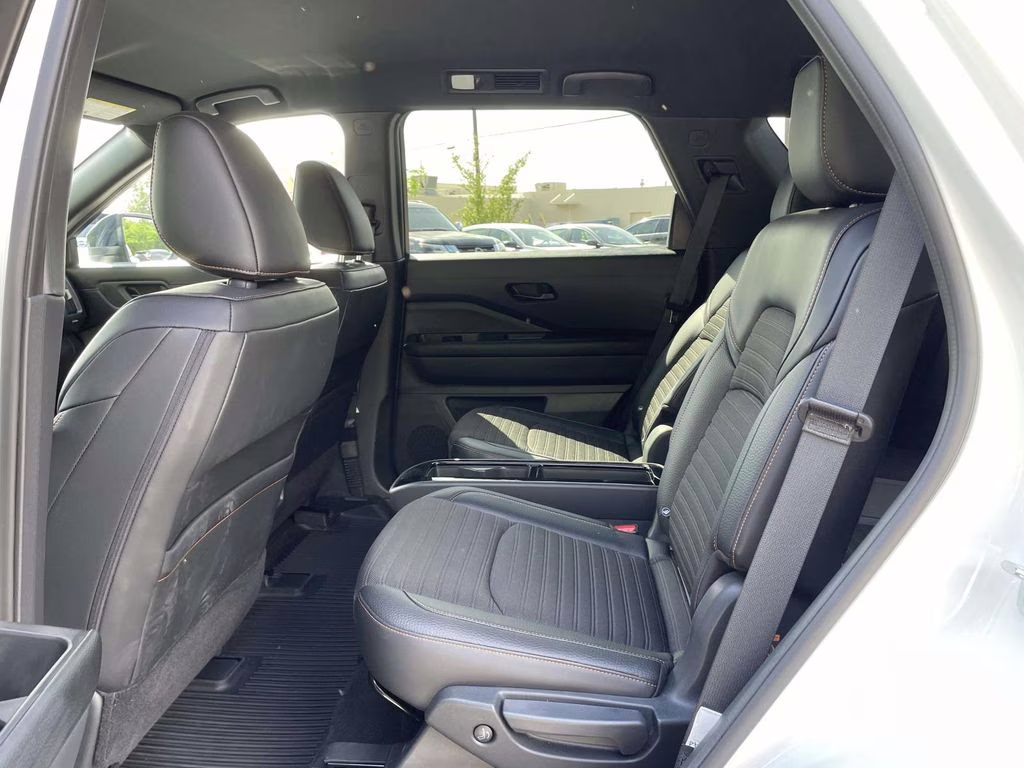 2024 Pearl White Tricoat/Super Black Nissan Pathfinder Rock Creek 4X4 SUV