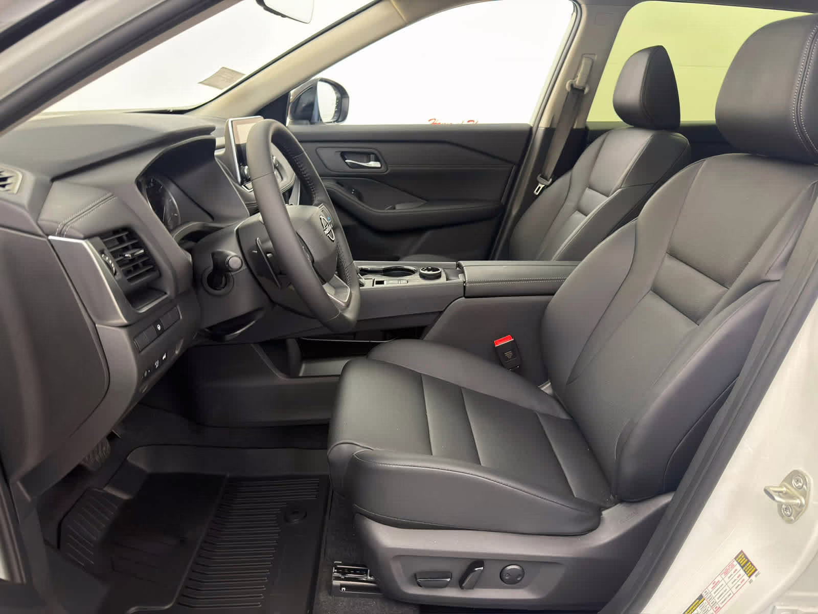 2026 Everest White Pearl Tricoat Nissan Rogue Dark Armor AWD SUV