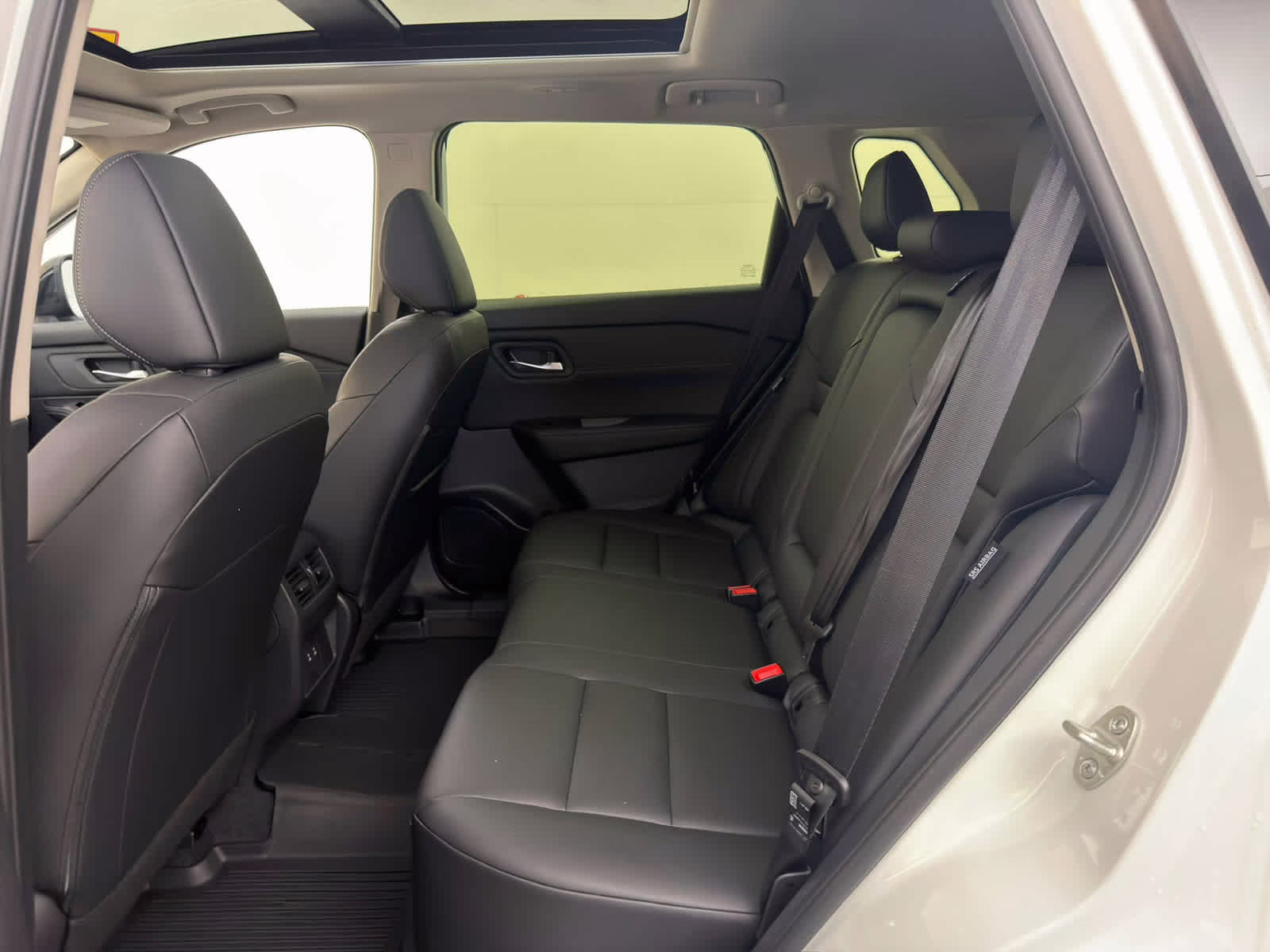 2026 Everest White Pearl Tricoat Nissan Rogue Dark Armor AWD SUV