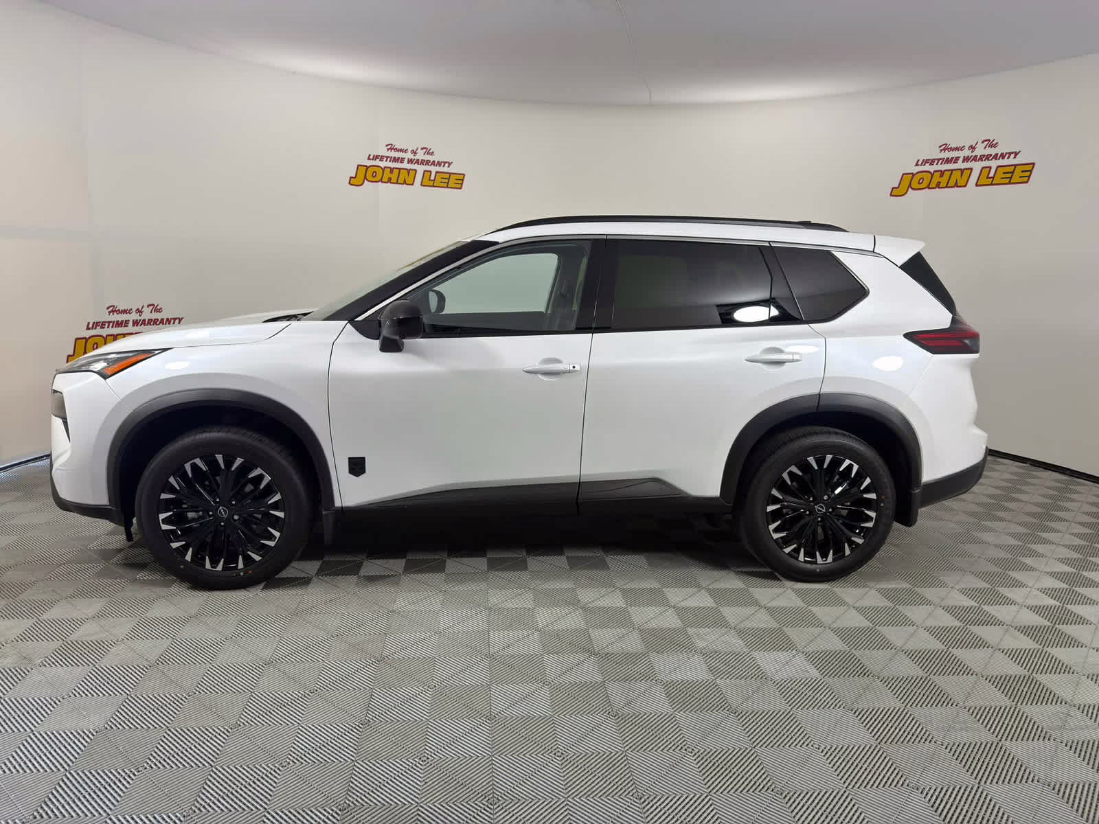 2026 Everest White Pearl Tricoat Nissan Rogue Dark Armor AWD SUV