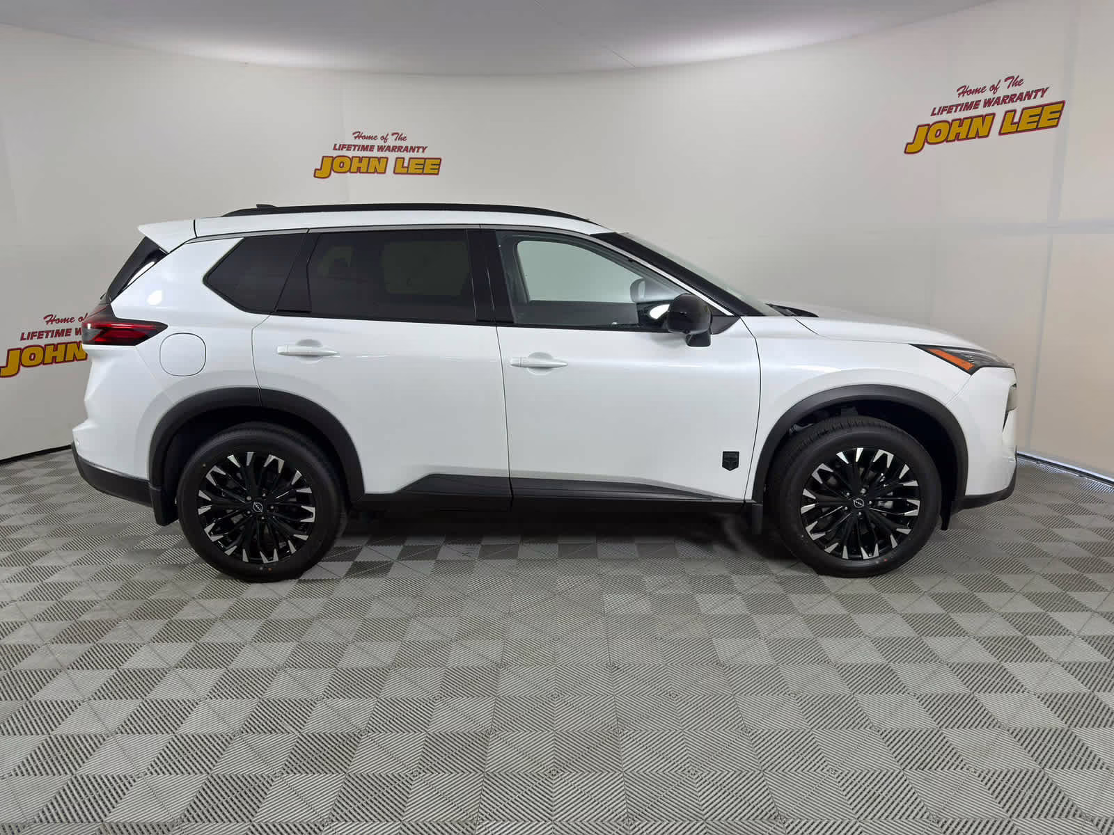2026 Everest White Pearl Tricoat Nissan Rogue Dark Armor AWD SUV